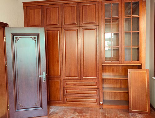 兴隆中式家庭装修里定制的实木衣柜效果图